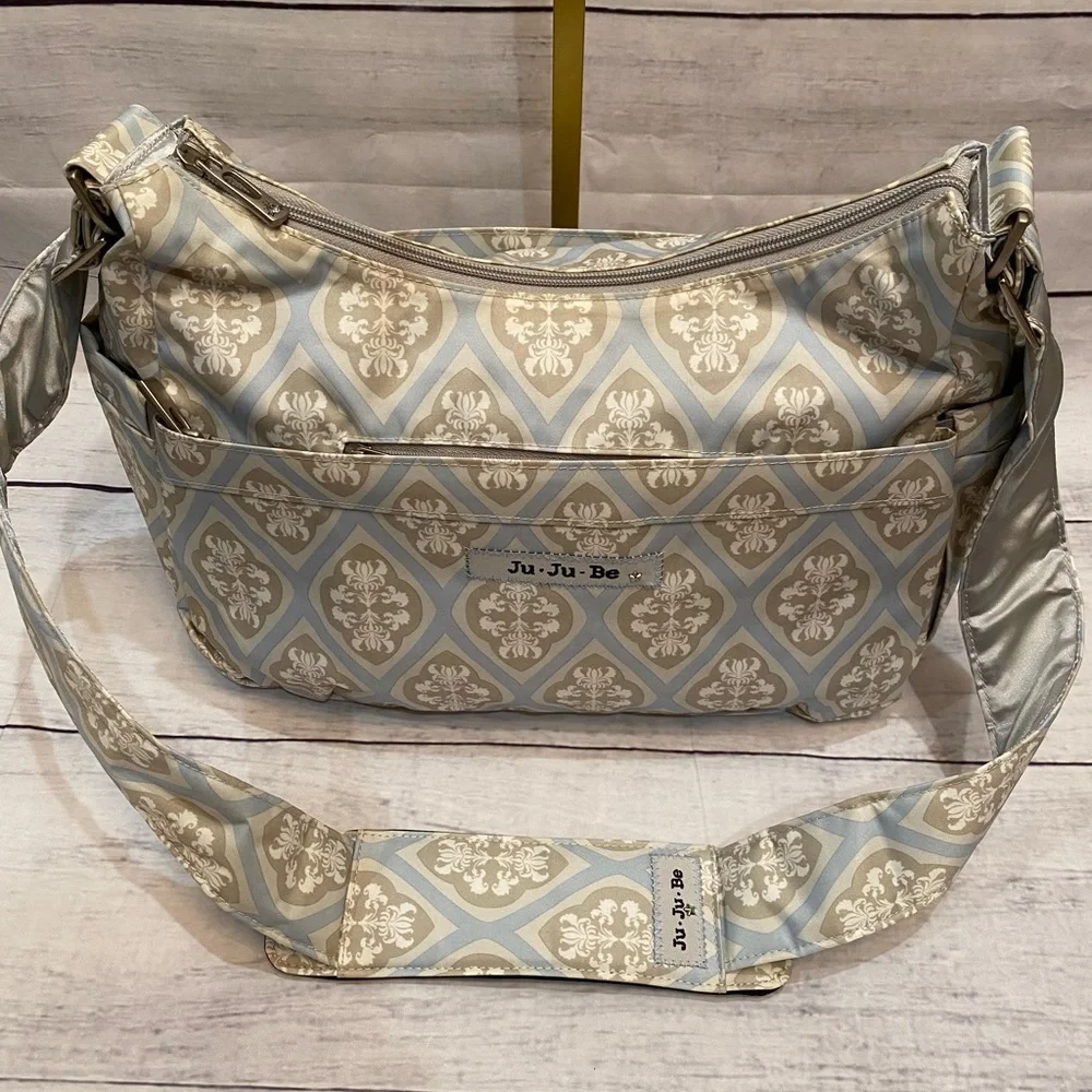 NWOT, Ju-Ju-Be HoboBe Bag in beautiful damask pattern!